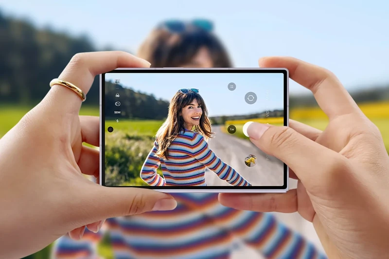 A Galaxy Z Fold8 user frames an outdoor portrait on the foldable phone’s camera screen