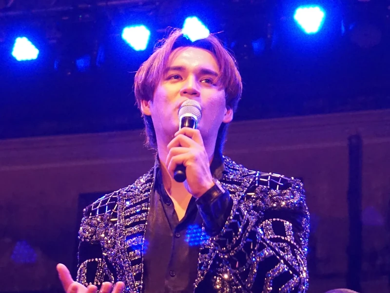 Singer Nguyễn Trần Trung Quân performing at the 2018 Huế Festival in Vietnam