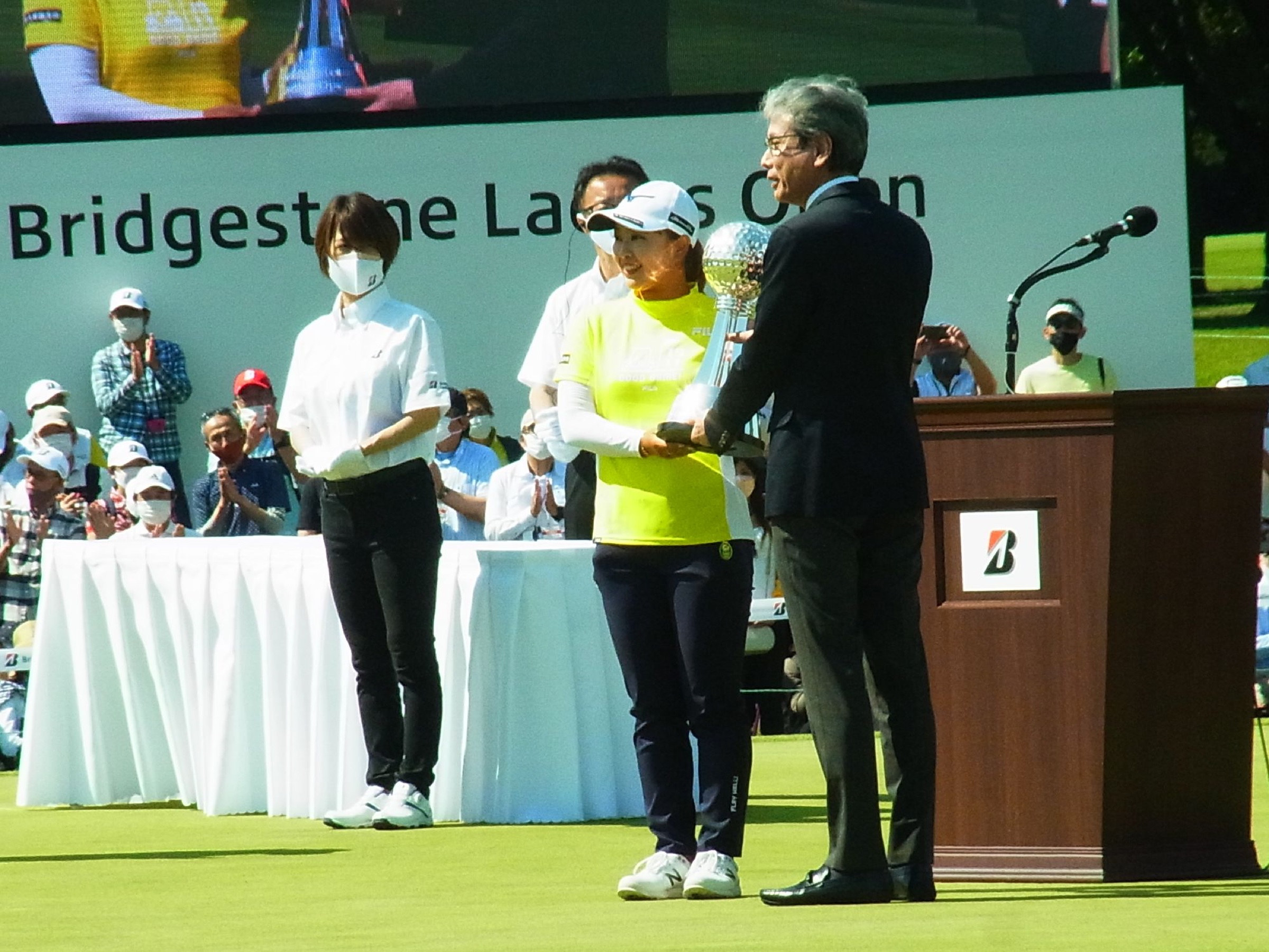 Mao Saigo receiving the 2022 Bridgestone Ladies Open trophy.